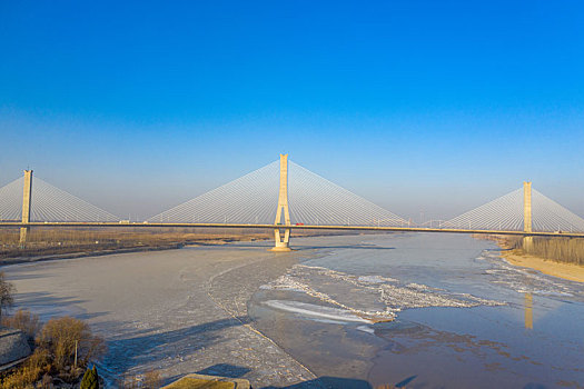 航拍结冰的济南黄河
