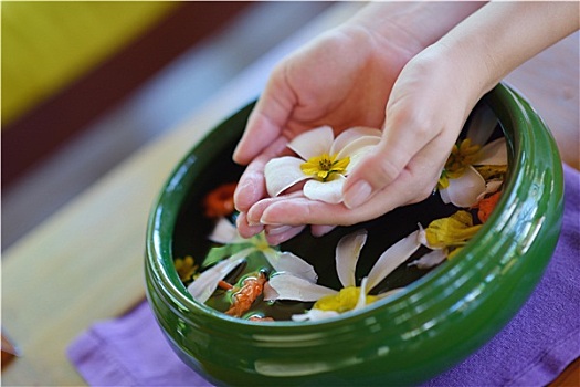 女性,手,花,水中