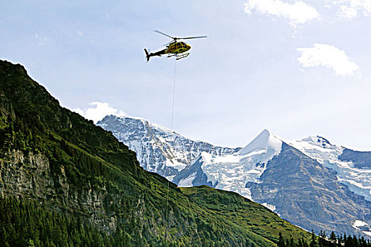 瑞士少女峰的救援直升飞机在进行飞行训练