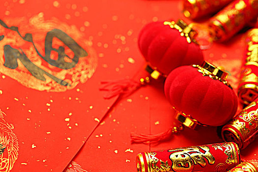 春节红灯笼和假鞭炮