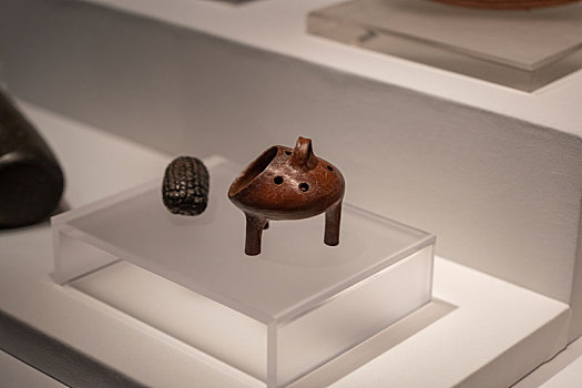 秘鲁印加博物馆藏印加帝国陶三脚架式玉米粒烘烤器
