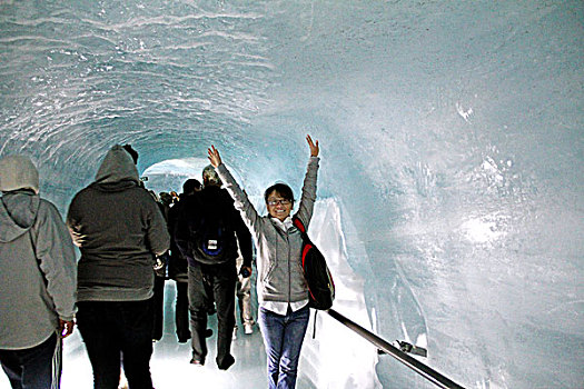 瑞士著名山峰少女峰的冰洞