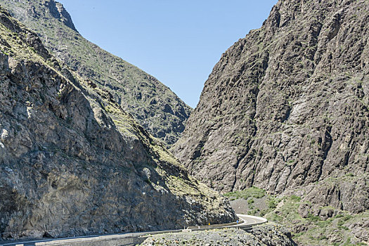 中国新疆夏季蓝天白云下g217独库公路沿途高山戈壁风景