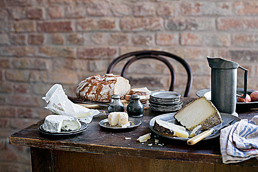 桌子,锡镴器皿,餐具,奶酪,闯入,正面,砖墙