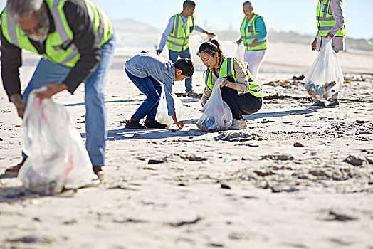 母亲,儿子,志愿者,清洁,垃圾,晴朗,沙滩