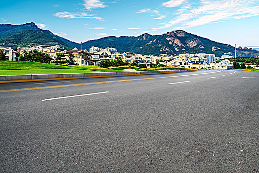 公路路面和城市建筑群