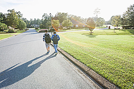 两个男孩,穿,背包,走,居民区,道路,学校