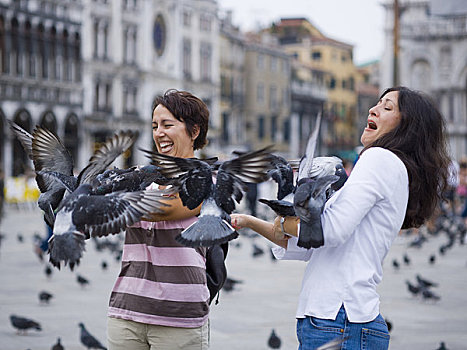 两个女人,公众广场,鸽子,笑