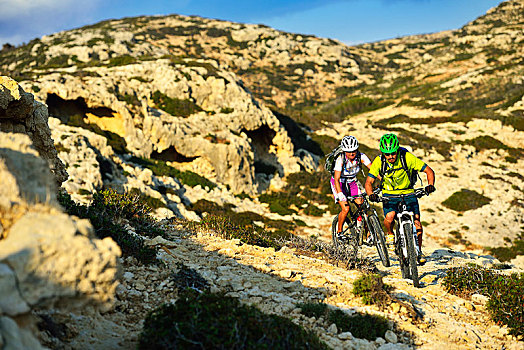 两个,山地车手,自行车,岩石,地形,红色,海滩,马塔拉,克里特岛,希腊,欧洲