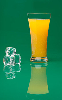 一杯橙汁和冰块