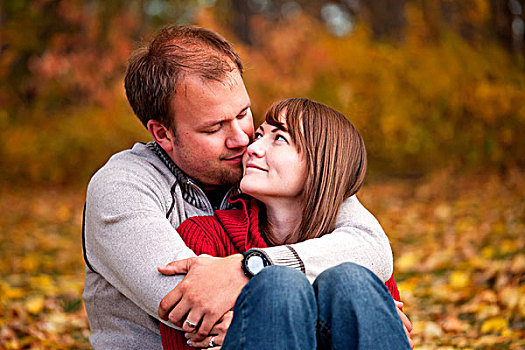 年轻,夫妇,搂抱,亲密,公园,艾伯塔省,加拿大