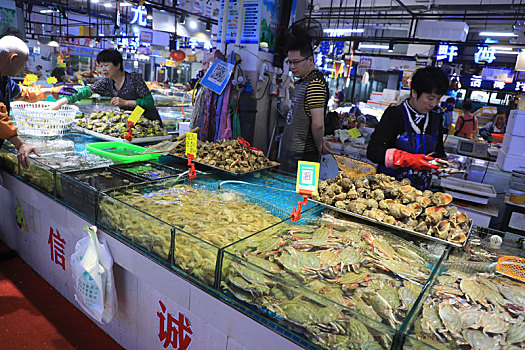 开海第二天的海鲜市场,各类海产品新鲜上市