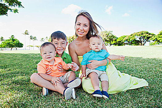 单身母亲,三个孩子,儿子,坐,草,公园,檀香山,瓦胡岛,夏威夷,美国