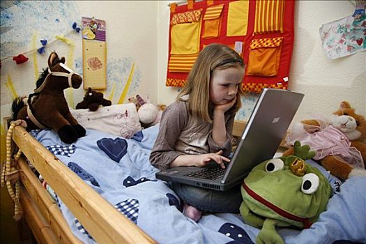 女孩,7岁,老,工作,电脑,在家,房间,坐,铺位,家庭作业,学校,教育,软件