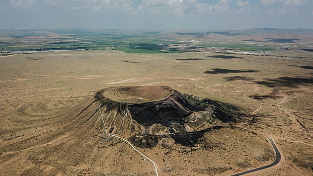 俯瞰乌兰察布察哈尔火山群火山口