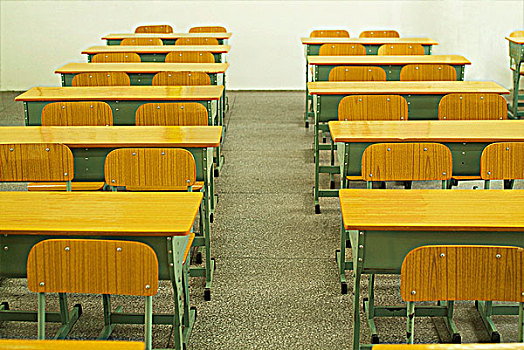 教室排列整齐的桌椅