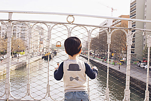 小男孩,站立,桥,看,上方,运河