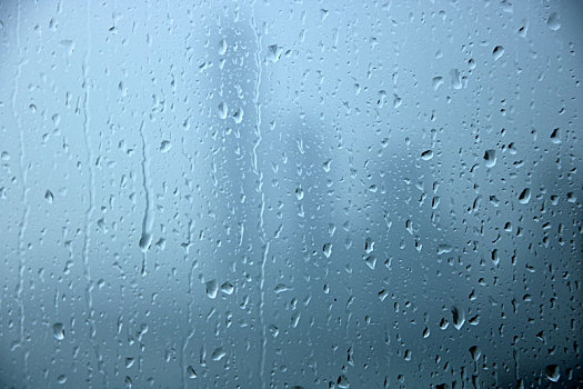 窗口上的雨水