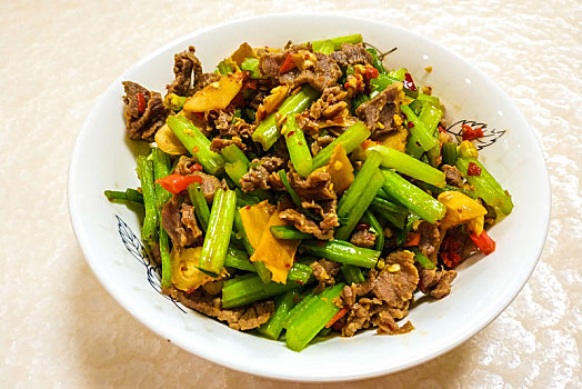 家常菜美食,芹菜炒牛肉