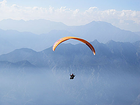 人,跳伞运动,橙色,跳伞,山,云,远景