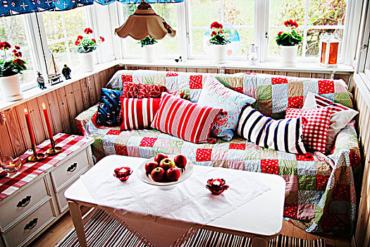 舒适,休息区,凉廊,白色,桌子,沙发,拼合,投掷,木墙,盆栽,红色,天竺葵,窗台