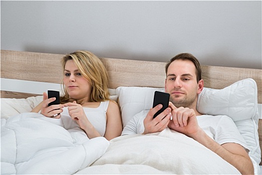 情侣,手机,床上