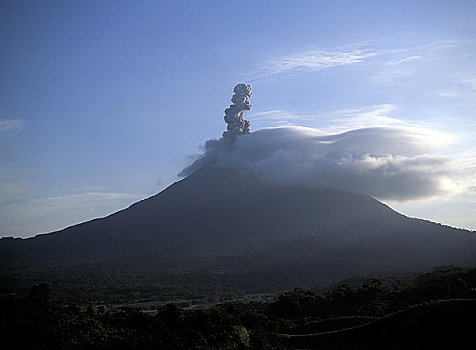 阿雷纳尔,火山