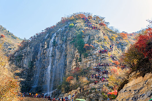 北方秋天漫山红遍的山坡,山东省青州市天赐山