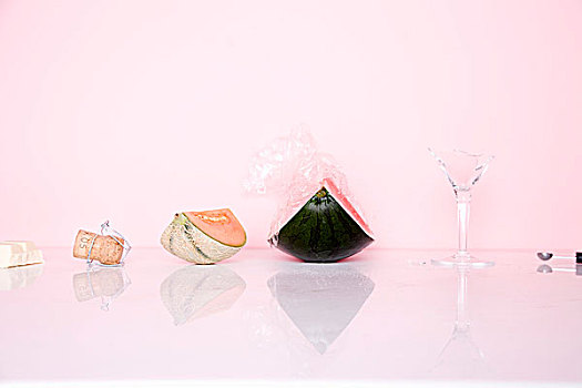 香槟酒塞,瓜瓣,碎玻璃,粉色背景