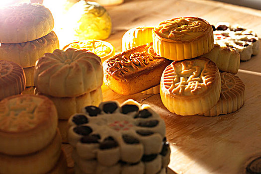 中国节日中秋月饼糕点摆放在案板上
