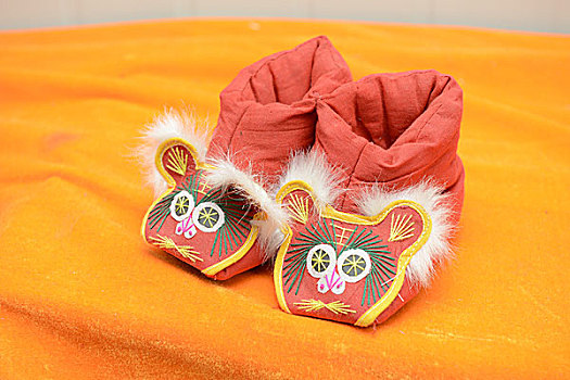 城关镇柳池村妇女制作的手工老虎鞋,陕西咸阳干县