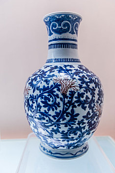 上海博物馆的清康熙景德镇窑青花釉里红缠枝花纹瓶