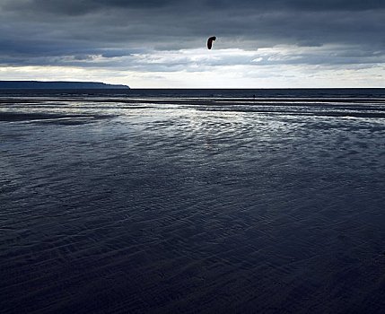 英格兰,德文郡,孤单,风筝冲浪手,飞,风筝,上方,海滩,冬天,下午