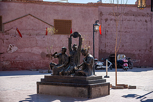 新疆喀什老城街头的民俗雕塑
