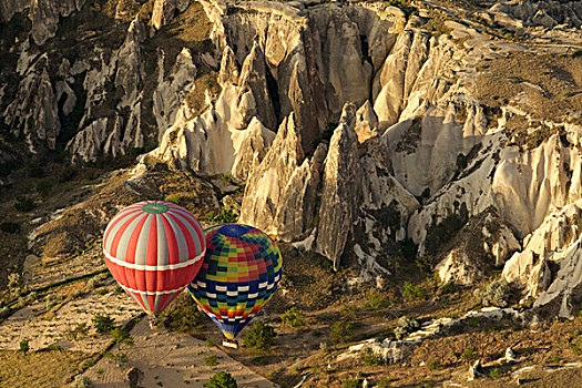 一对,热气球,漂浮,靠近,山谷,卡帕多西亚,安纳托利亚,土耳其
