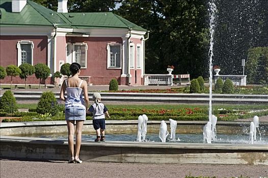 女青年,穿,超短裙,孩子,喷泉,塔林,爱沙尼亚,波罗的海国家