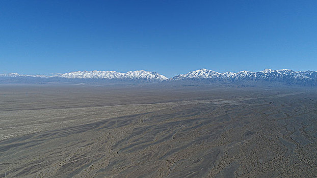 天山雪峰,戈壁瀚海壮景