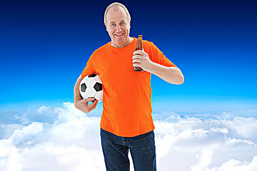 成熟,男人,橙色,t恤,拿着,足球,啤酒