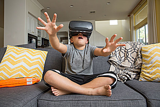 男孩,坐,双腿交叉,沙发,穿,虚拟现实,耳机,室外,正面