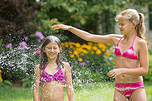 女孩,泳衣,玩,花园,洒水器