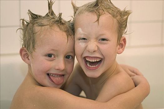 两个,小男孩,7岁,浴缸