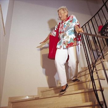 女人,老人,退休老人,台阶,楼梯