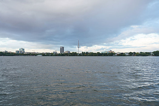 德国汉堡阿尔斯特湖边自然风景,清晨的汉堡城市和电视塔天际线
