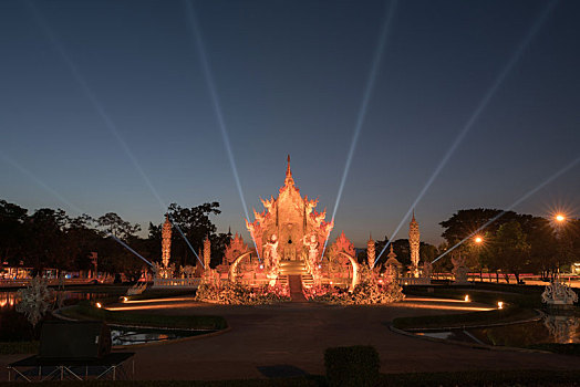 泰国清迈清莱著名寺庙,白庙夜晚灯光秀