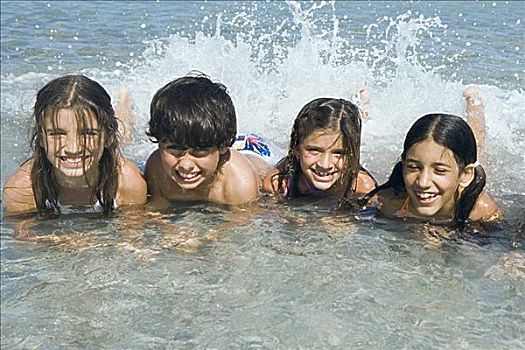 男孩,三个女孩,游泳,海中