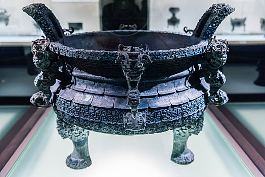 上海博物馆的春秋晚期交龙垂鳞纹鼎
