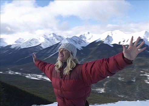 女人,伸展胳膊,旋转,山景,加拿大,艾伯塔省,班芙国家公园
