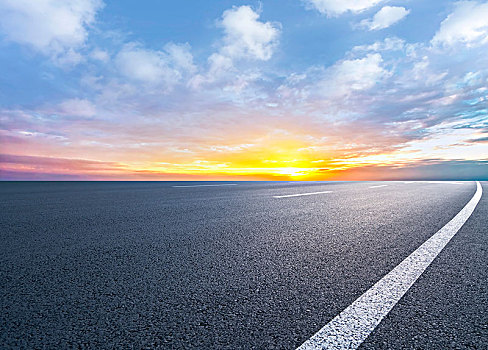 天空晚霞下的城市道路沥青路面