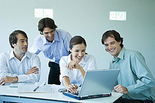 四个,商务合作,使用笔记本,电脑,微笑