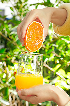 手上端着橙汁